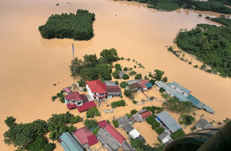 Vid:eo Trực thăng quân sự thả hàng cứu trợ vùng lũ Lạng Sơn