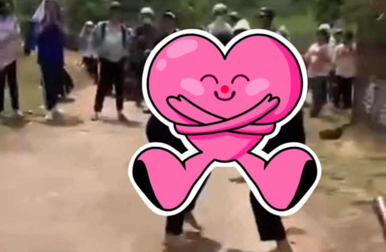 2 nữ sinh Iao vào 🤜🏻 nhau, xung quanh nhiều bạn bè đứng cổ vũ