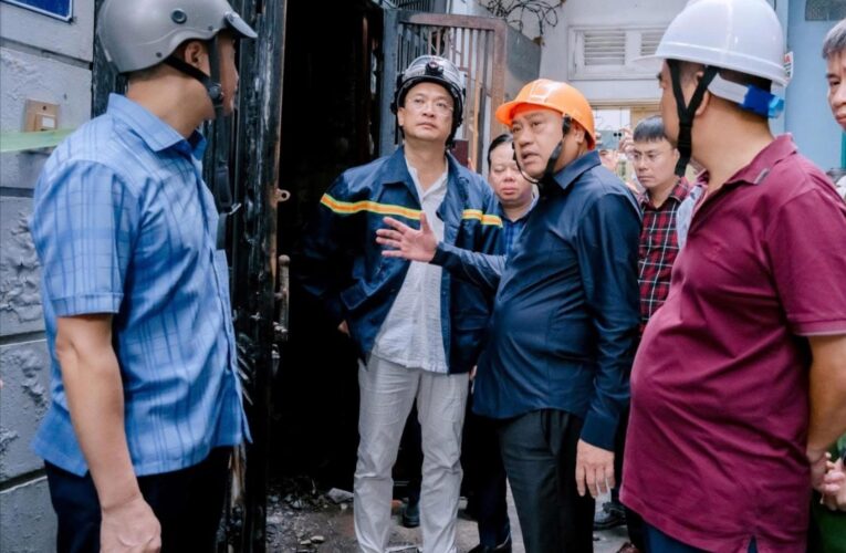 Vừa trở về từ Triều Tiên, Chủ tịch UBND thành phố Hà Nội Trần Sỹ Thanh đã lập tức kiểm tra hiện trường và chỉ đạo khắc phục hậu quả vụ cháy khiến 5 người không qua khỏi