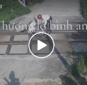 Vid:eo vụ tàu hỏa