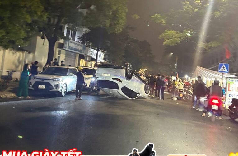 Toàn cảnh vụ xe oto lật ở Đình Bảng