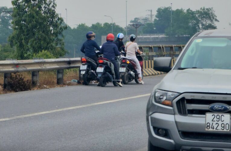 Vid;eo Xe máy đi ngược chiều, quay đầu trái phép trên quốc lộ 18
