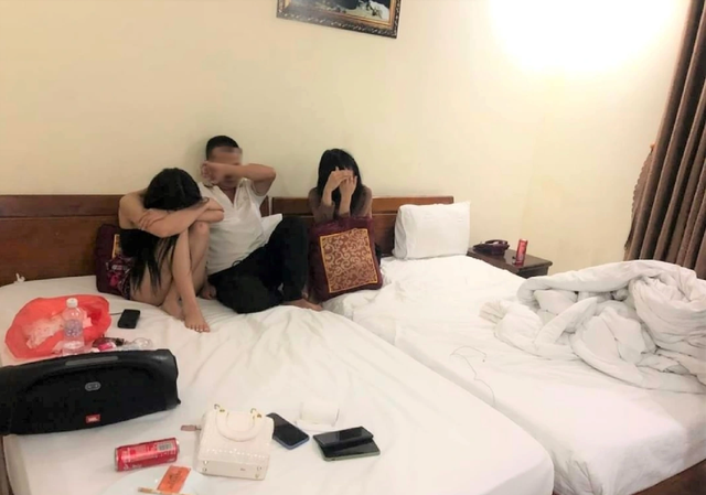 Cựu Phó chủ tịch phường “xào ke” xuyên đêm trong nhà nghỉ cùng 2 nữ nhân viên