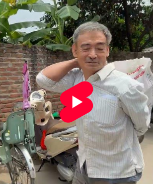 Hà Nội: Người dân tại thôn Động Giã mang bao tải đi nhận tiền đền bù