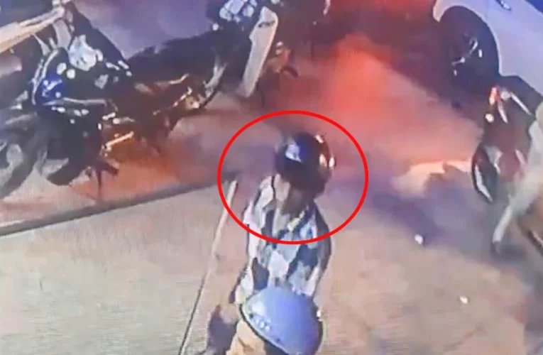 Vid:eo Khoảnh khắc người đàn ông phát hiện, chiếm giữ 128 triệu đồng tại trụ ATM