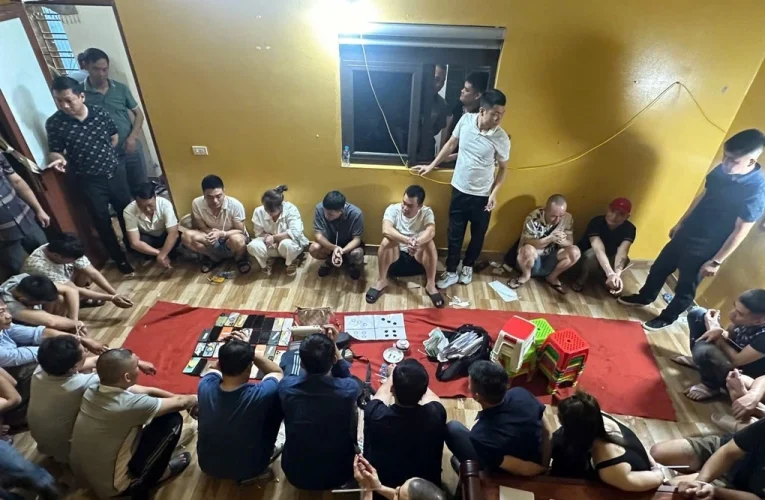 Bắt quả tang 25 con bạc đang sát phạt, thu giữ gần nửa tỷ đồng